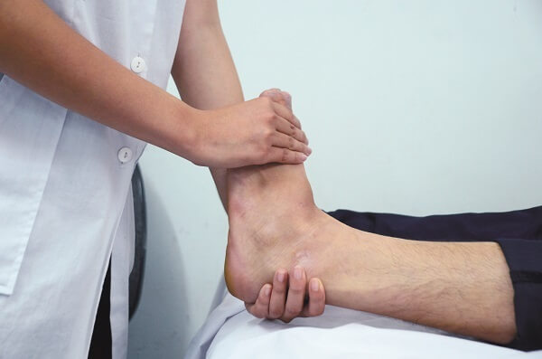 Bị trật chân có nên massage xoa bóp?