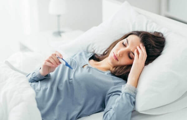 Nóng sốt, đau đầu, buồn nôn là bệnh gì?