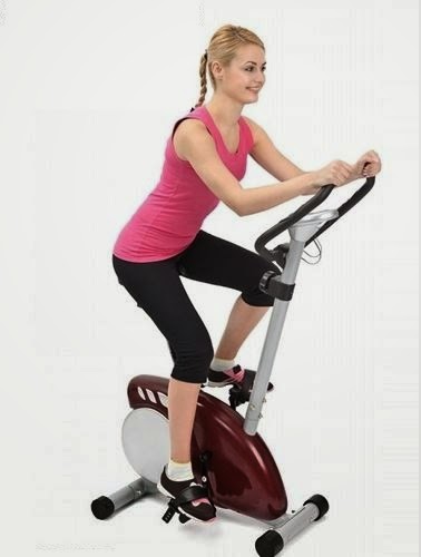 Tập thể dục với xe đạp tập